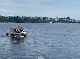 Kokomo Inn - Tropical Riverfront B&B