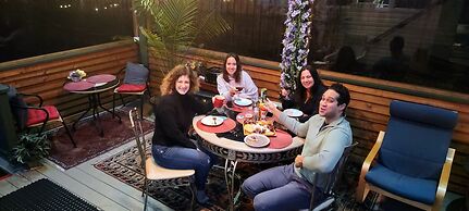 Kokomo Inn - Tropical Riverfront B&B