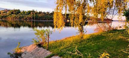 Kokomo Inn - Tropical Riverfront B&B