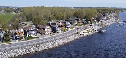 Kokomo Inn - Tropical Riverfront B&B