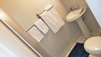 Kokomo Inn - Tropical Riverfront B&B