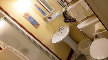 Kokomo Inn - Tropical Riverfront B&B