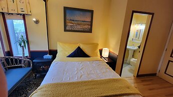 Kokomo Inn - Tropical Riverfront B&B