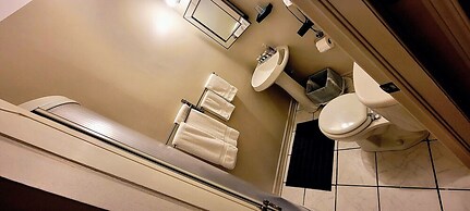 Kokomo Inn - Tropical Riverfront B&B