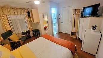 Kokomo Inn - Tropical Riverfront B&B