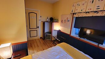 Kokomo Inn - Tropical Riverfront B&B