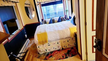 Kokomo Inn - Tropical Riverfront B&B