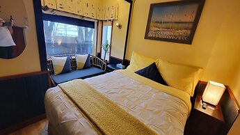 Kokomo Inn - Tropical Riverfront B&B