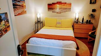 Kokomo Inn - Tropical Riverfront B&B