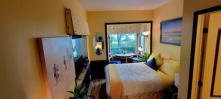 Kokomo Inn - Tropical Riverfront B&B