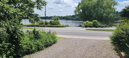 Kokomo Inn - Tropical Riverfront B&B