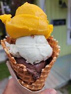 Kokomo Inn - Tropical Riverfront B&B