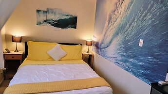 Kokomo Inn - Tropical Riverfront B&B