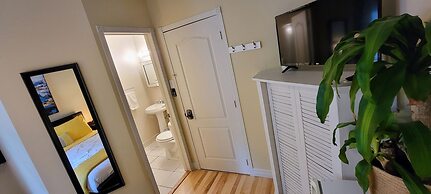 Kokomo Inn - Tropical Riverfront B&B