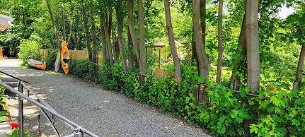 Kokomo Inn - Tropical Riverfront B&B