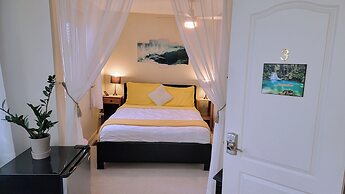 Kokomo Inn - Tropical Riverfront B&B