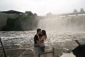 Kokomo Inn - Tropical Riverfront B&B