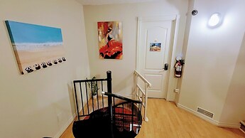 Kokomo Inn - Tropical Riverfront B&B