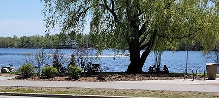 Kokomo Inn - Tropical Riverfront B&B