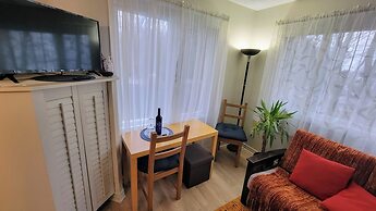 Kokomo Inn - Tropical Riverfront B&B