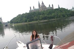 Kokomo Inn - Tropical Riverfront B&B