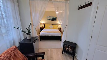 Kokomo Inn - Tropical Riverfront B&B