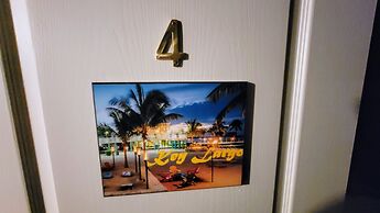 Kokomo Inn - Tropical Riverfront B&B