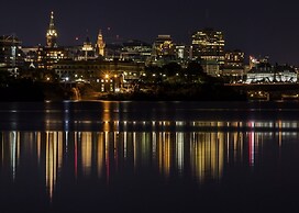 Kokomo Inn - Tropical Riverfront B&B