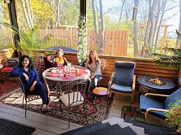 Kokomo Inn - Tropical Riverfront B&B