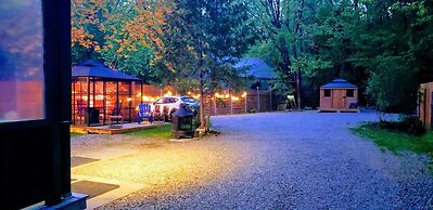 Kokomo Inn - Tropical Riverfront B&B