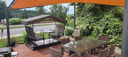 Kokomo Inn - Tropical Riverfront B&B