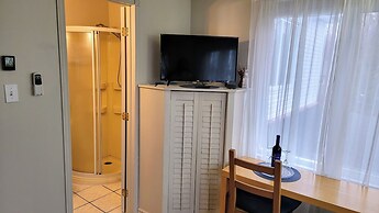 Kokomo Inn - Tropical Riverfront B&B