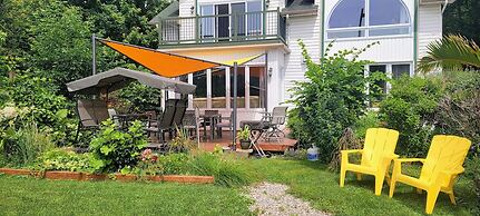 Kokomo Inn - Tropical Riverfront B&B