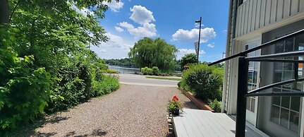 Kokomo Inn - Tropical Riverfront B&B