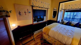 Kokomo Inn - Tropical Riverfront B&B