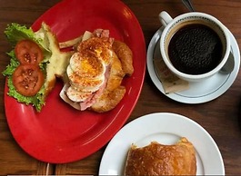 Kokomo Inn - Tropical Riverfront B&B