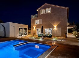 Inland villa Senses with pool and spa