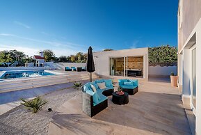 Inland villa Senses with pool and spa