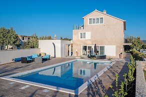 Inland villa Senses with pool and spa