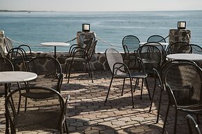 Akrotiri Olympus Luxury Suites