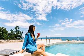 Akrotiri Olympus Luxury Suites