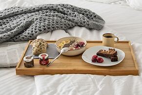 Akrotiri Olympus Luxury Suites