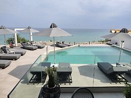 Akrotiri Olympus Luxury Suites