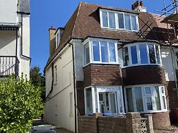 Worthing Beach 180 - 2 bed Seafront With Parking