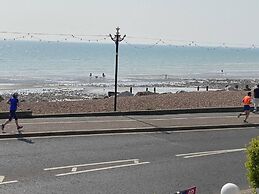 Worthing Beach 180 - 2 bed Seafront With Parking