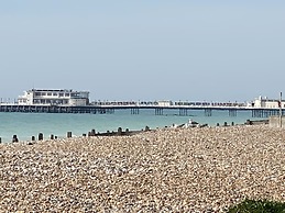 Worthing Beach 180 - 2 bed Seafront With Parking