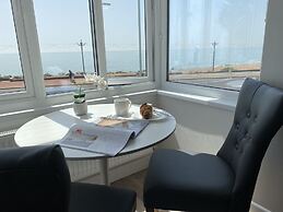 Worthing Beach 180 - 2 bed Seafront With Parking