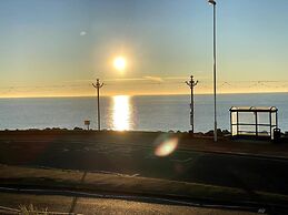 Worthing Beach 180 - 2 bed Seafront With Parking