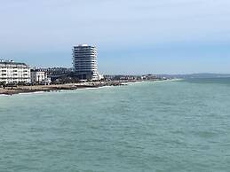 Worthing Beach 180 - 2 bed Seafront With Parking