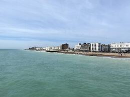 Worthing Beach 180 - 2 bed Seafront With Parking